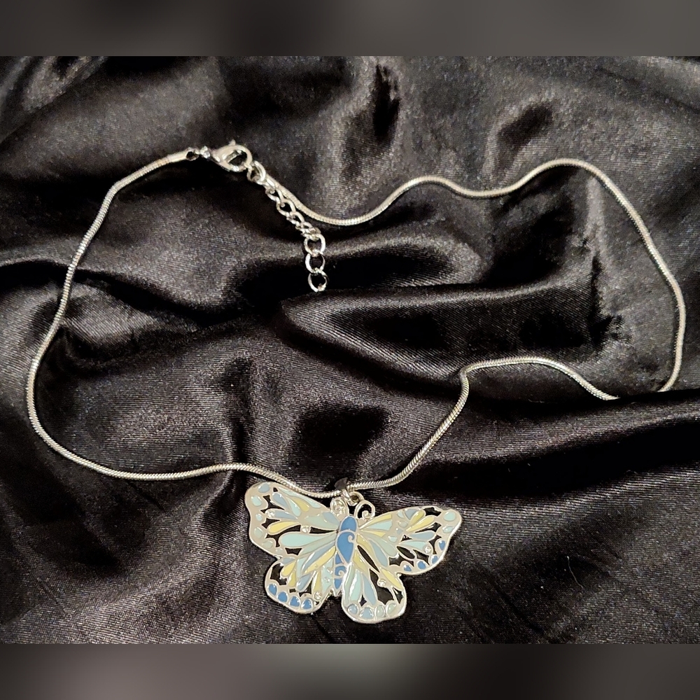 Beautiful Enameled Multicolored Butterfly Necklace In Silver Tone. - Picture 3 of 3